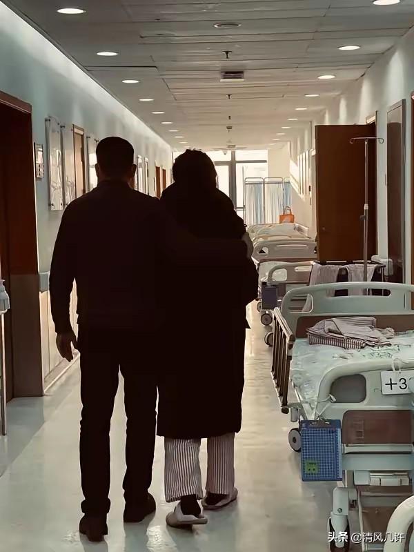 广西，女子肺癌晚期，躺在病床上，非常痛苦，她已经知道自己时日不多了，她哀求丈夫，
