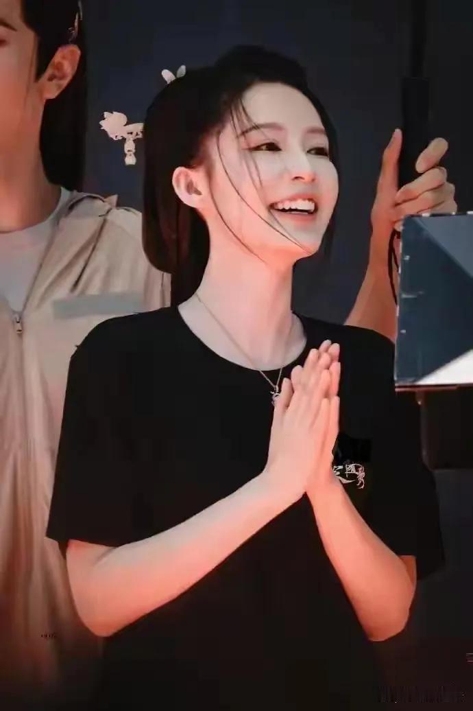 李沁亮相新剧开机，清新脱俗美如画。