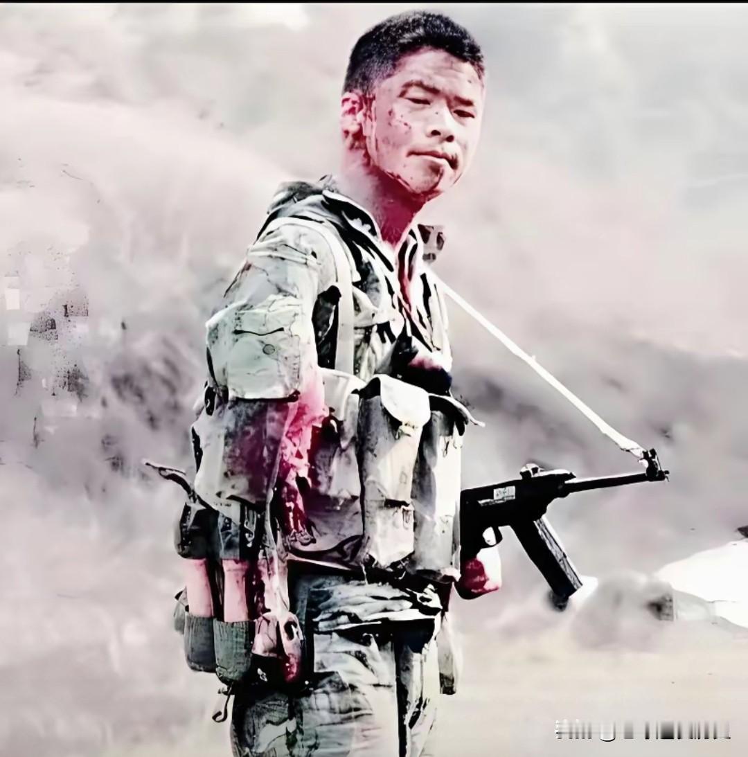这张照片凝固了独臂英雄丁晓兵在对越自卫反击战里的铁血时刻。
硝烟滚滚的战场上，他