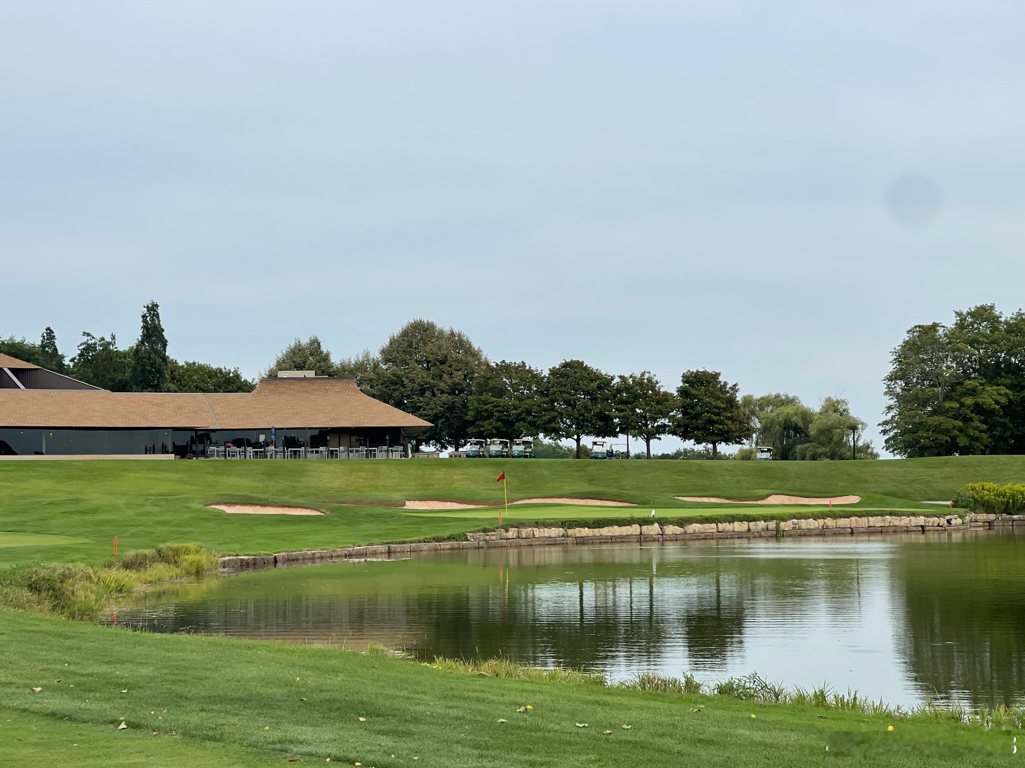 今天来到多伦多，直接下场打了Glen Abbey高尔夫俱乐部，景色宜人尤其后九洞