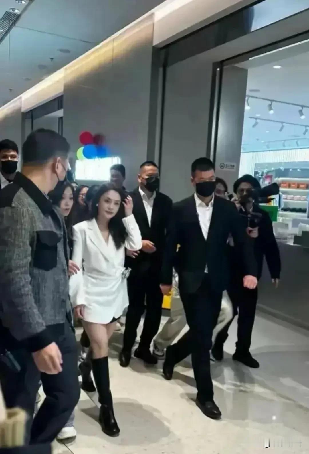 偶遇钟欣潼，感觉很失望，和媒体宣传的神颜相差一个筋斗云;个子也不高，大概只有1米