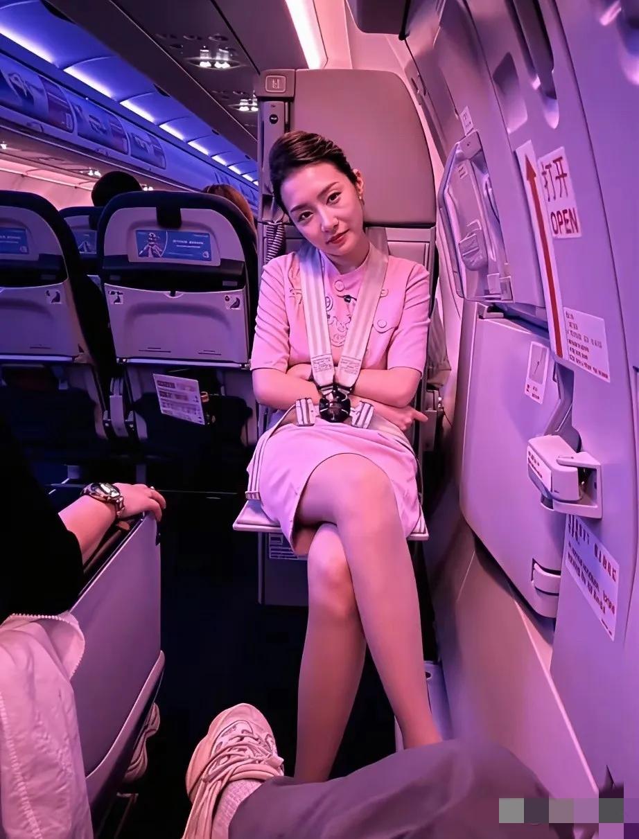 说实话，假如你坐在这空姐对面，她一直这样盯着你看，你会怎么做？[what]
