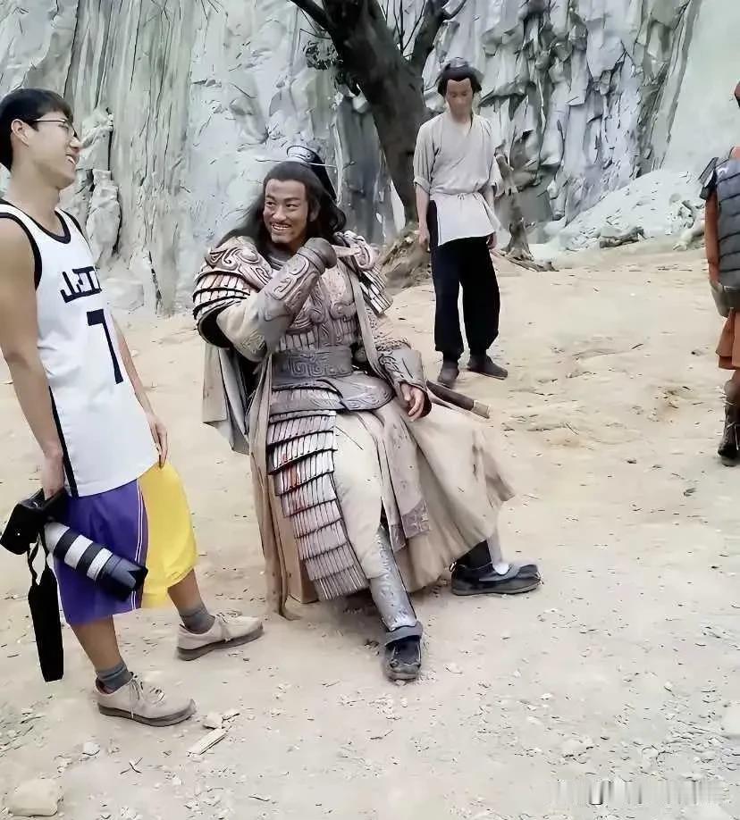 这么热的天，穿这么厚的衣服和铠甲，现在小鲜肉拍戏肯定做不到，也吃不了这样的苦，因