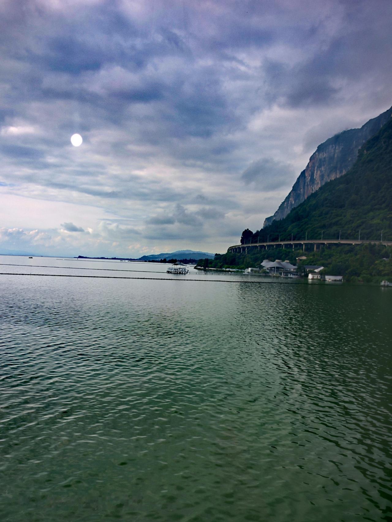 昆明市滇池那风景，简直绝了！近年来滇池水域水生态、水环境持续改善，“景美、鸥飞、
