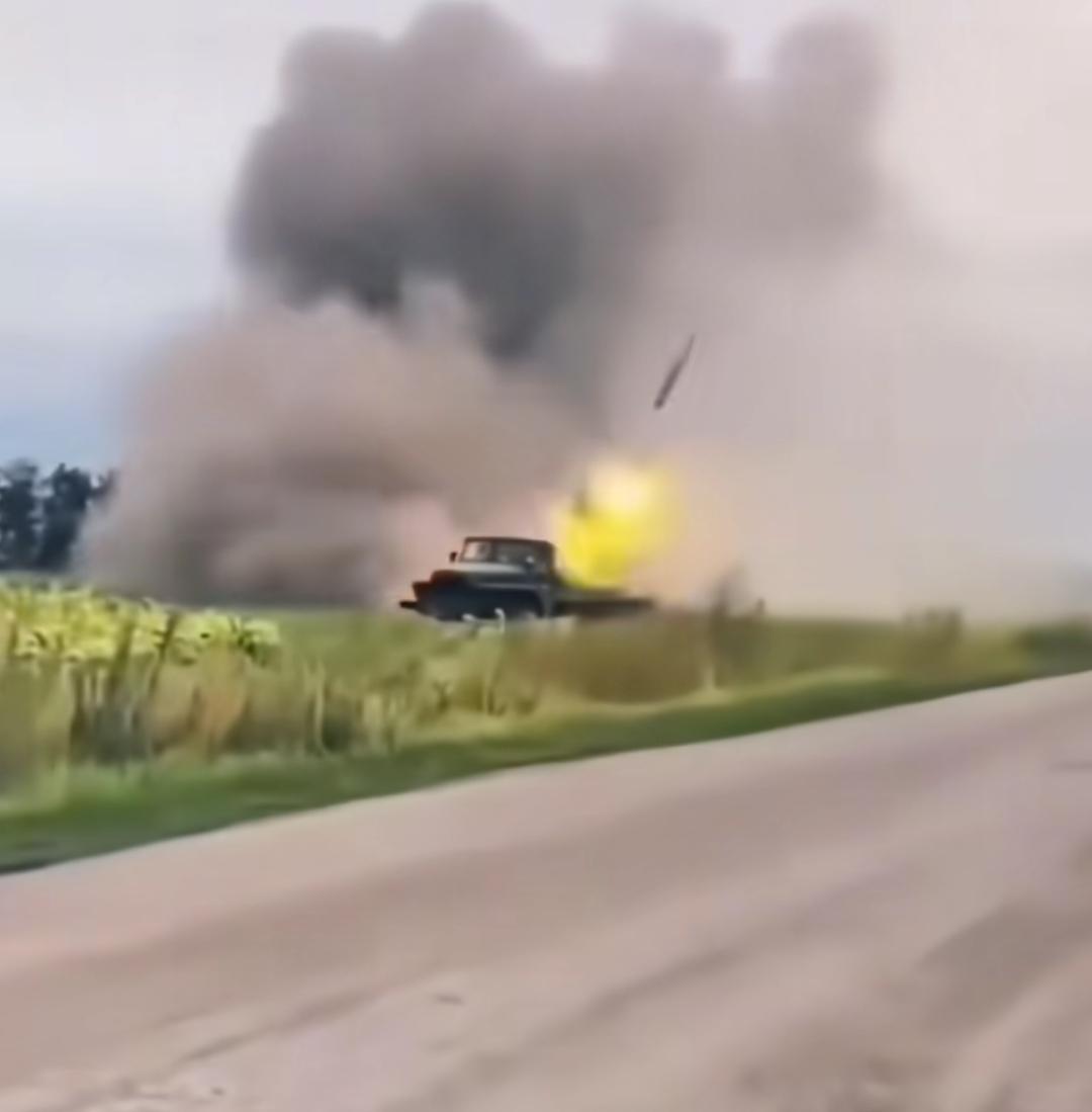 中国终于出手了。
正在泰柬双方打得不可开交之际，来自北面大国沉默了这么多天，终于