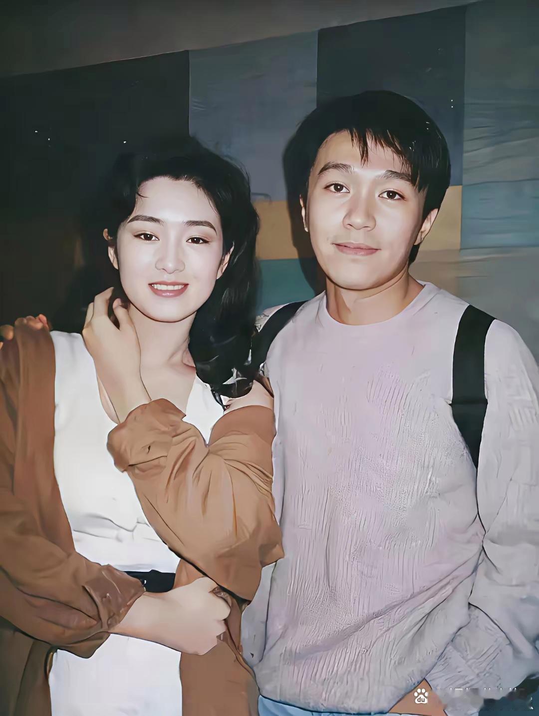 1992年《唐伯虎点秋香》片场旧照，记录下巩俐与周星驰难得的合影。27岁的巩俐素