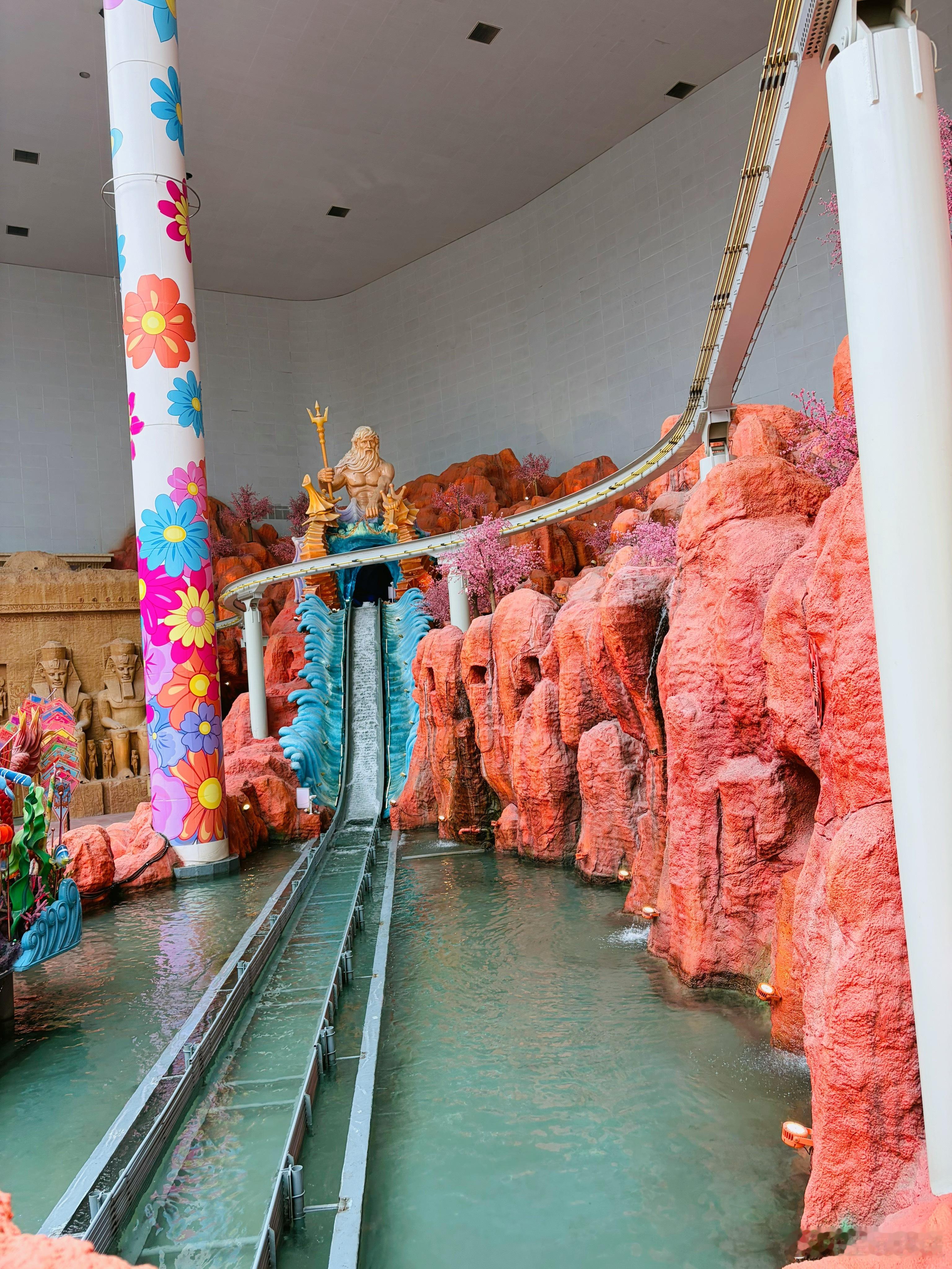 随手拍来罗蒙环球乐园，又遇上了学生春游大军。 宁波·宁波罗蒙环球乐园