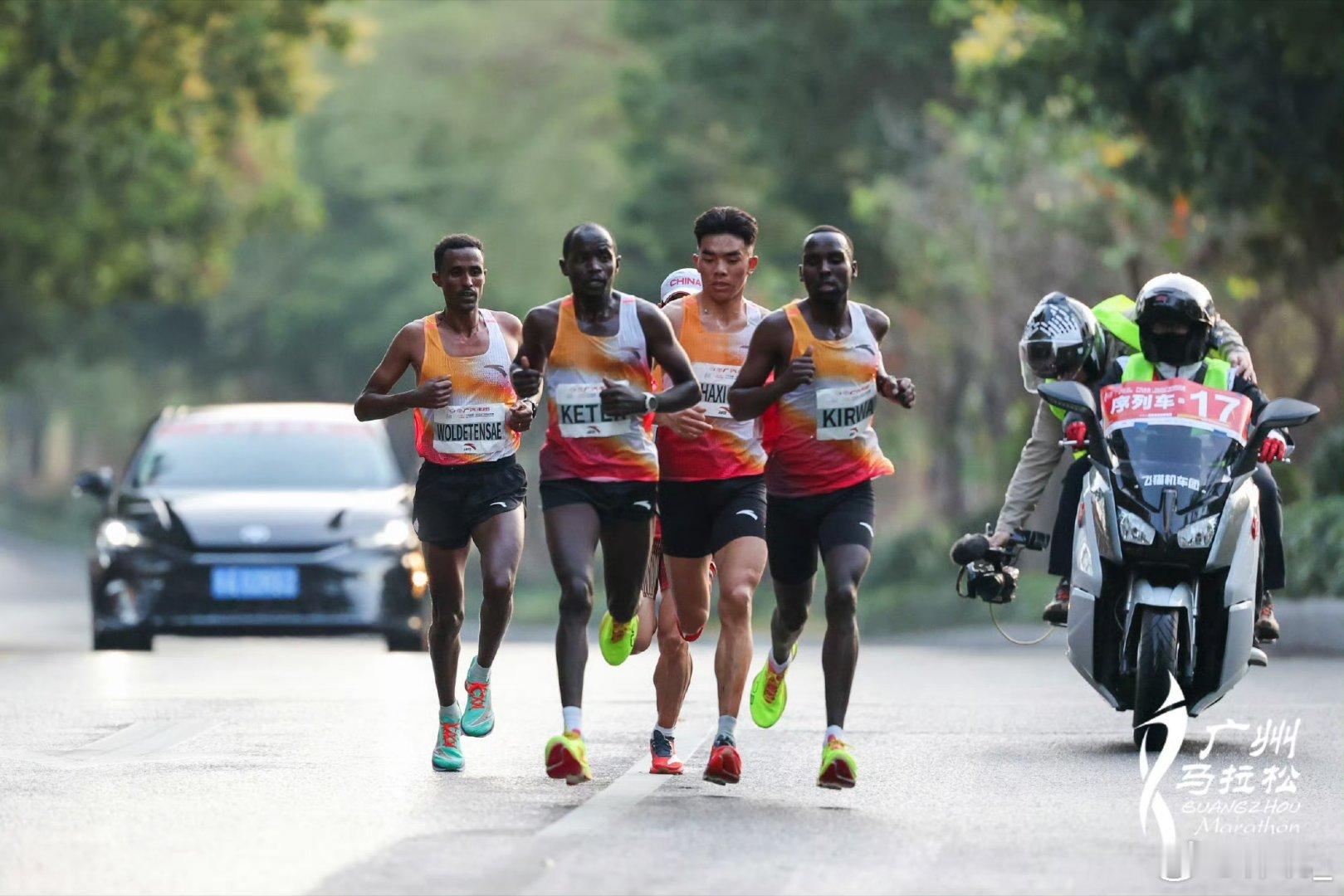广州马拉松赛后三城风味飘香，粤式汤圆、葡式蛋挞暖胃。PB钟、生日礼、保温披风，贴