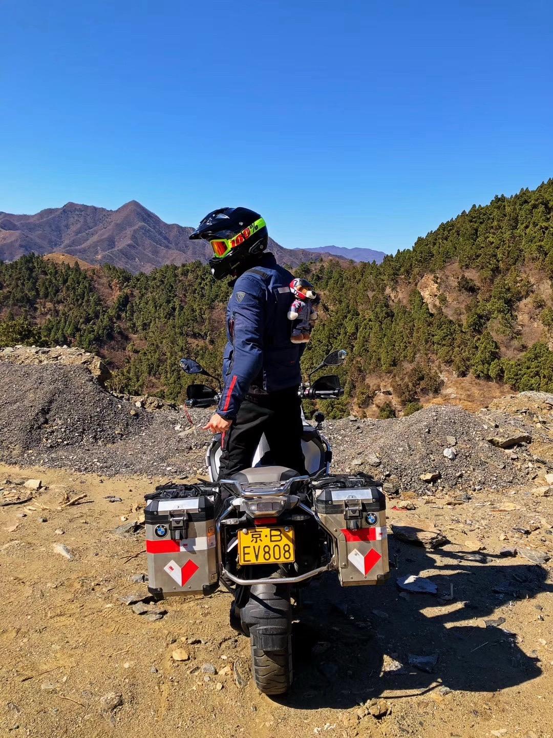 翻看以前的视频和照片，仍能触到风的形状。6年前的今天，我签下了那纸冰冷...