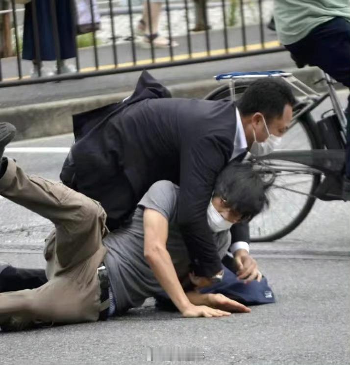 安倍遇刺案今天宣判仅用了两天的时间就移交起诉，却花了3年的时间让山上彻也认罪。今