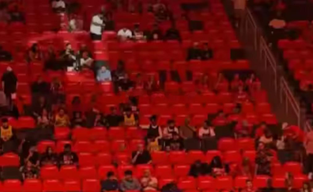 北京时间今日，休斯顿火箭队在主场迎来了季后赛首轮对阵洛杉矶湖人队G4的生死战，此