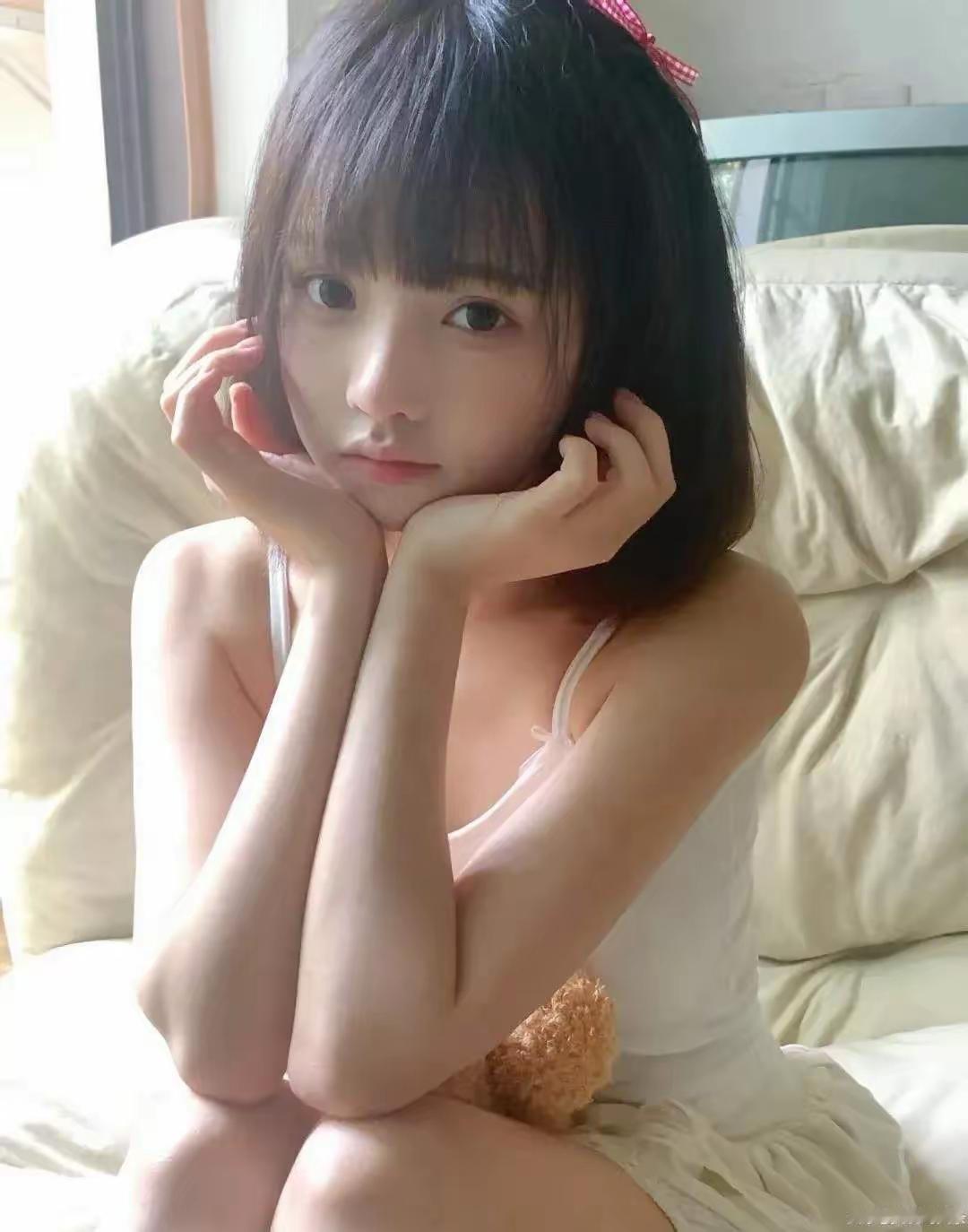 窗前美人倚，梦回古时情。素衣轻舞倚楼台