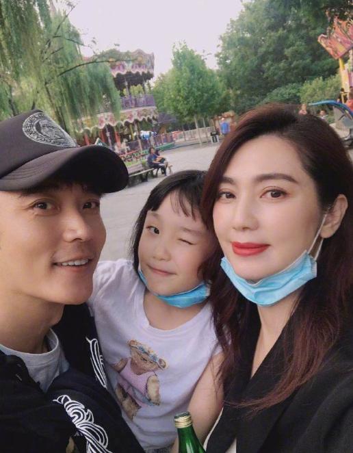娱乐圈史上第一对官宣离婚后，又反悔的诞生了，堪称最强“诈骗犯”。
　　
　　洪欣