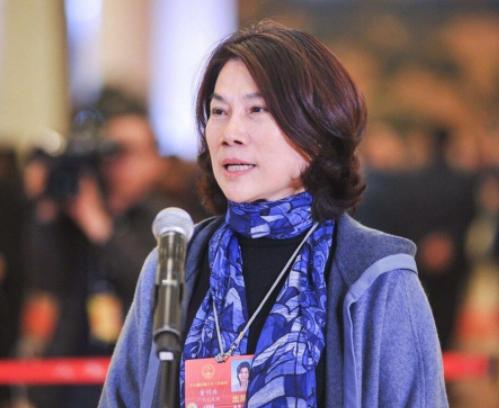 初入格力的董明珠找经销商讨要未结清的42万货款，却被要求再发50万的货，才会结清