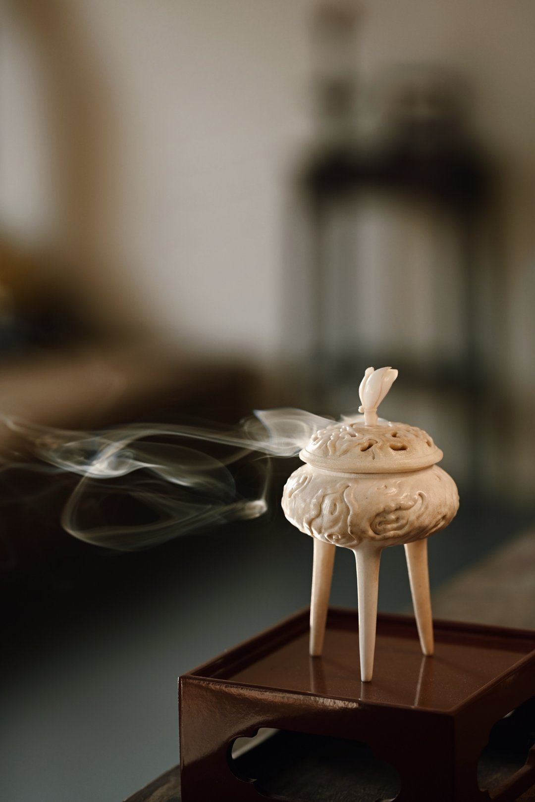鹿角 | 卷云 三足香炉雕刻生动，下承三足，形简而有韵，观烟丝袅袅升起，盘旋而上