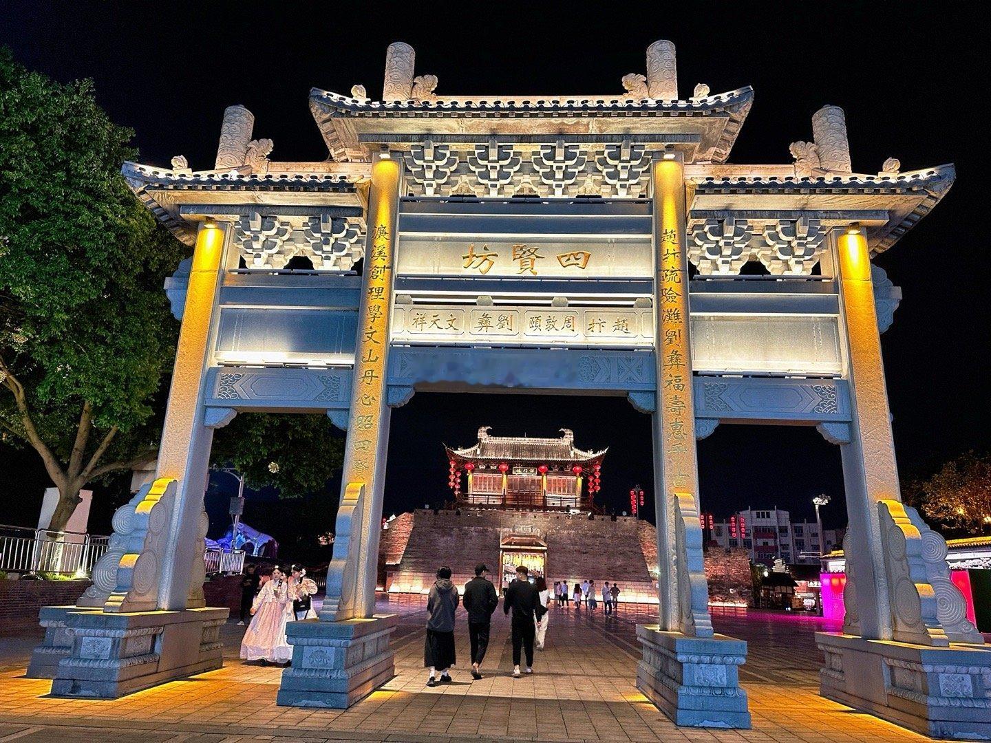 #旅途光影# 夜幕中匆忙赣州古称一瞥，已留下深刻印象。高大的城墙内，赣州宋风遗韵