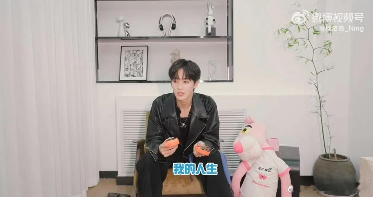 何洛洛出道九年的时间盲盒何洛洛晒R1SE定制耳返 这份时光礼物太戳心，定制耳返满