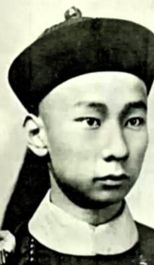 1888年，五十三岁的慈禧在銮驾途经西直门时遭遇惊马，侍卫那尔苏奋力控马化解险情