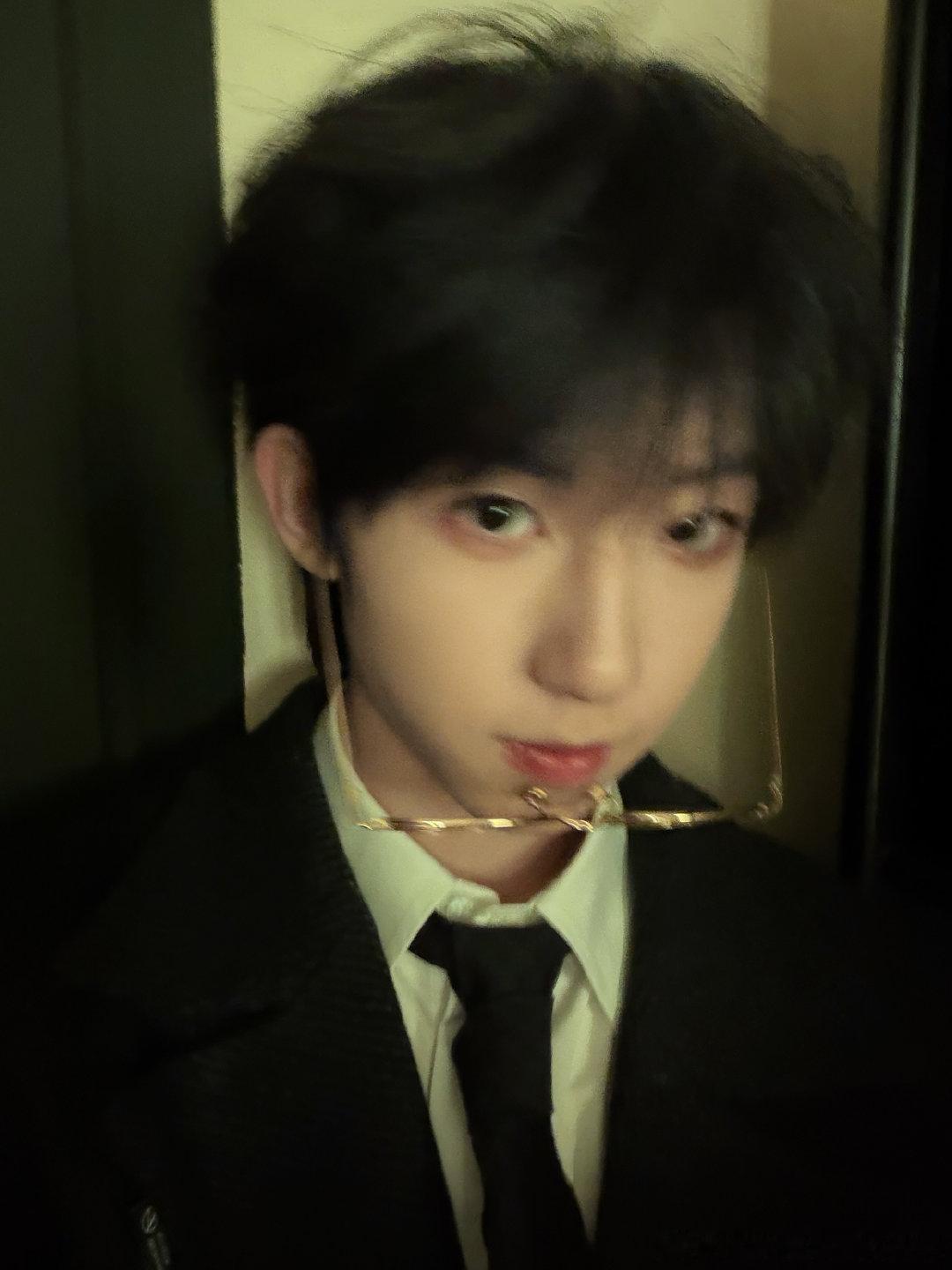 杨博文说傀儡操控师在此 杨博文说傀儡操控师在此 谁懂，直接被给帅清醒了，黑色大衣