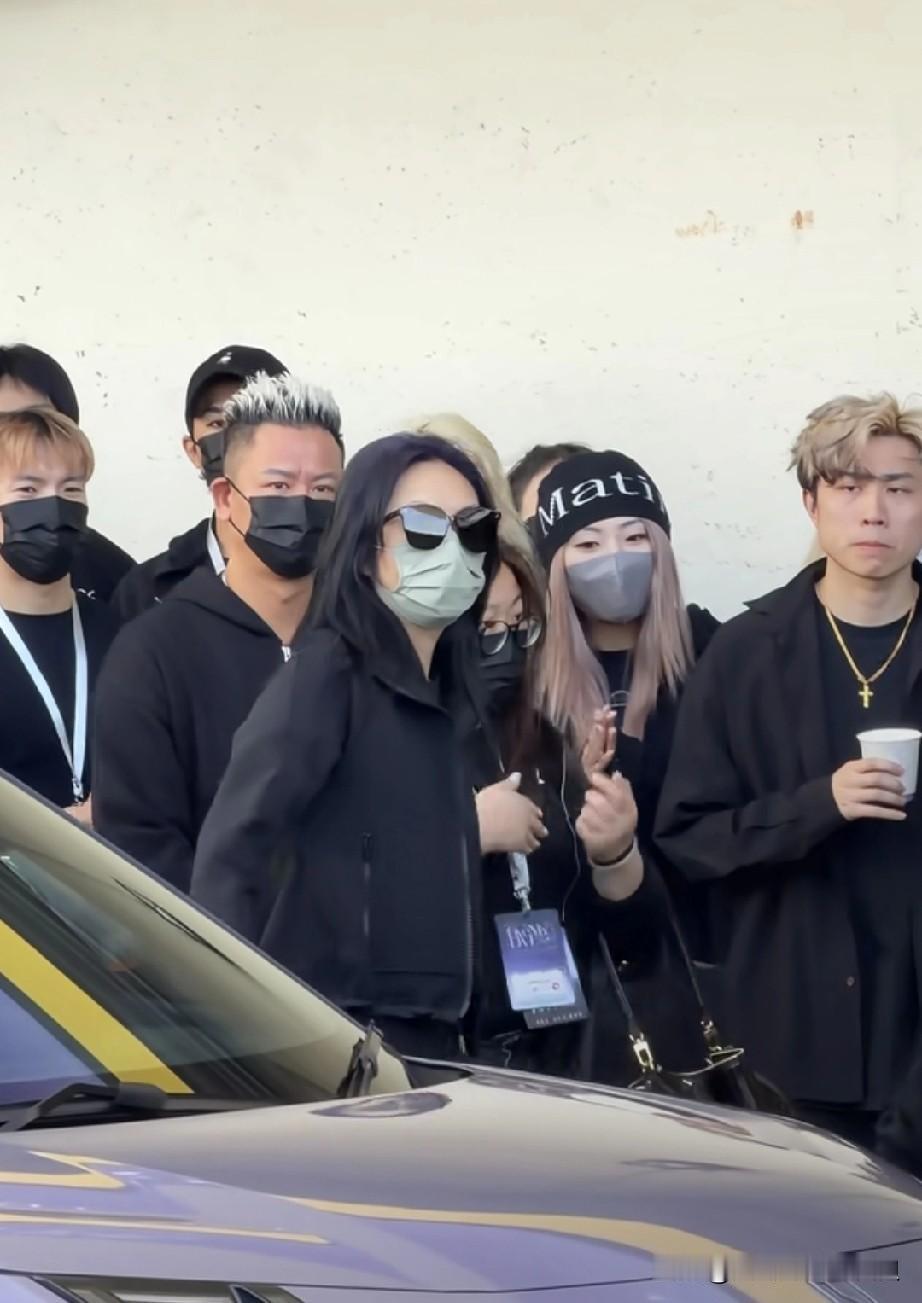 如果不说，你能看出来这是明星开演唱会前夕的照片吗？

这大概会是她下辈子最难忘的