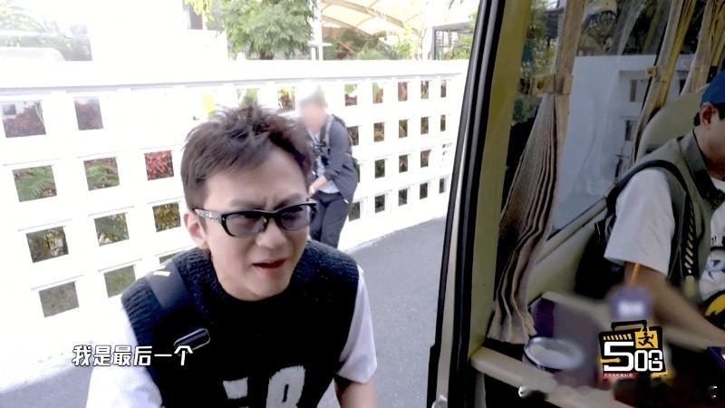 孙俪知道邓超这么录节目吗邓超万花丛中一点绿 邓超站女嘉宾中间笑得灿烂，陈赫在背景