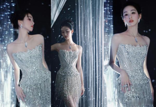 星光大赏红毯 当聚光灯穿透夜色，海口的晚风裹挟着星光与期待，2025腾讯视频星光