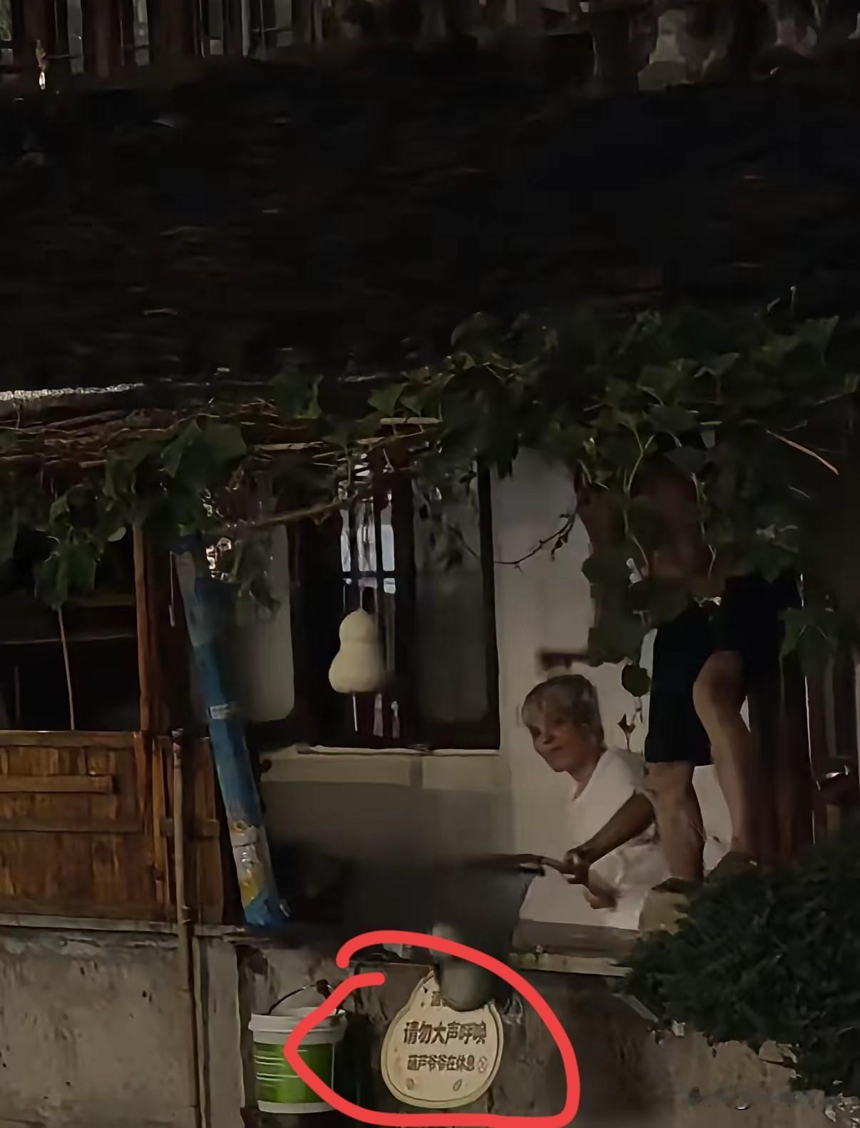 不是葫芦的问题。
是人的问题。说得再狠一点，是人心空了。
你想啊，好好七个葫芦长