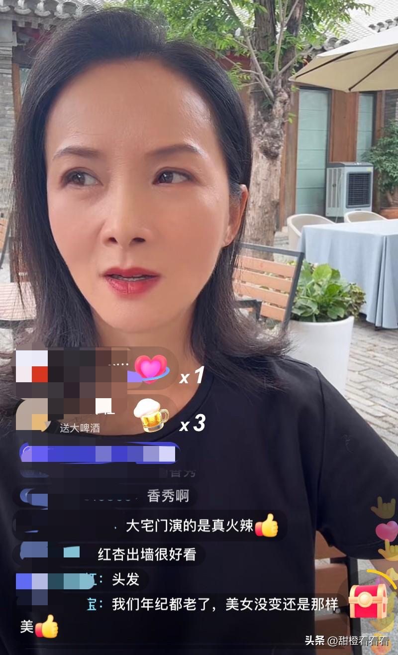 还记得她吗？她回国了，今天第一次直播，聊了她以后的规划，可能要在国内了，以旅游为