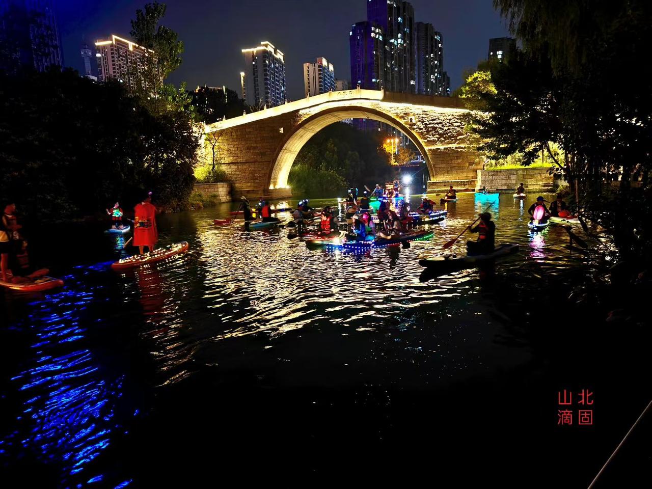 石桥拱着月光，游船载着碎星——桨声里晃着的，是古运河从明清漕运里淌来的烟火，也是