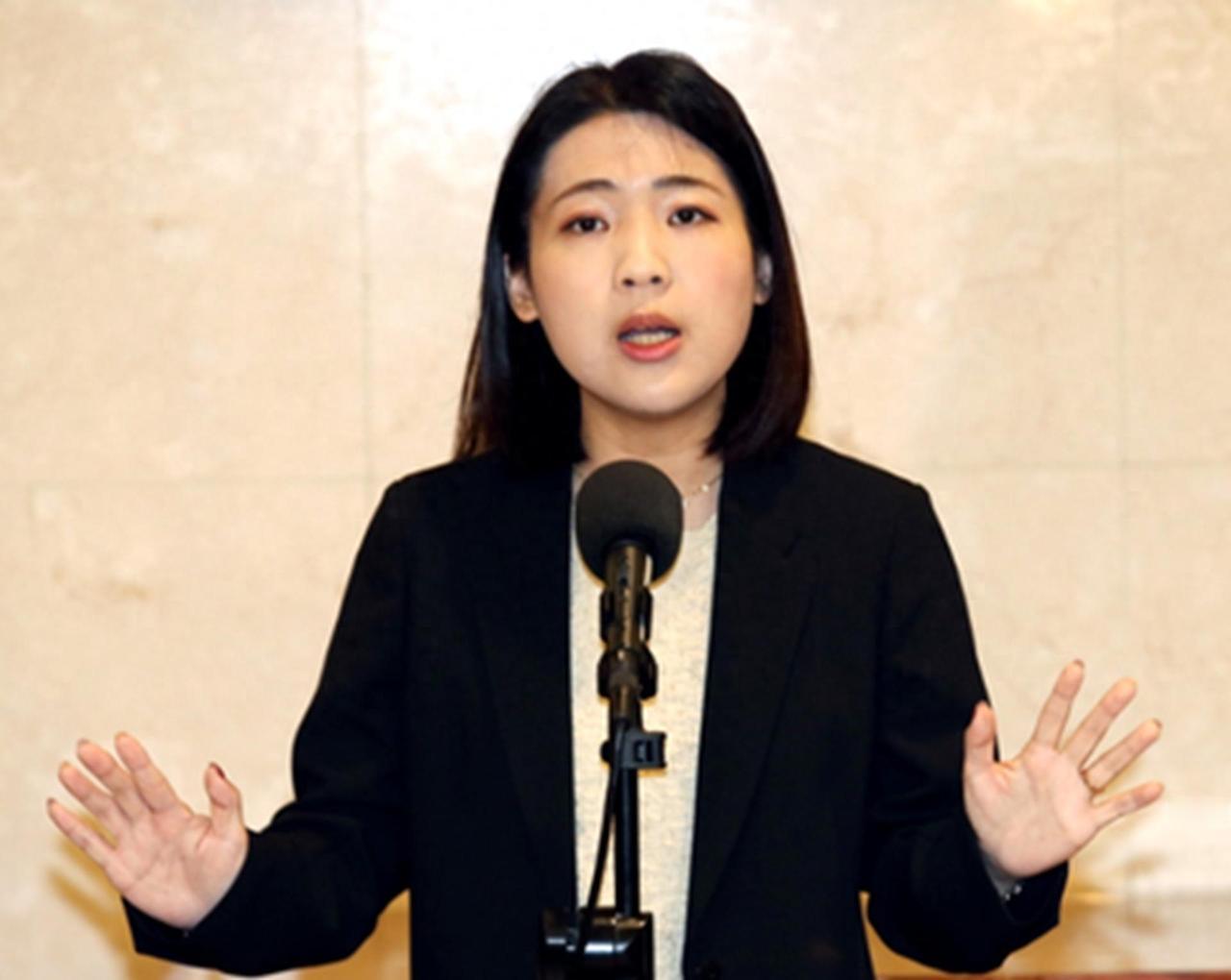 35岁的"铁娘子"！
对民进党步步紧逼！
直接撕下美台军购骗局！

徐巧芯这次在