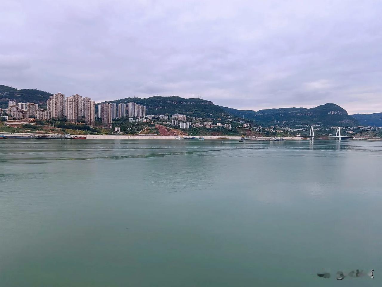 正在建设中的万州区万一中至驸马库岸及消落带治理工程，长江二桥北桥头立体交通体系、
