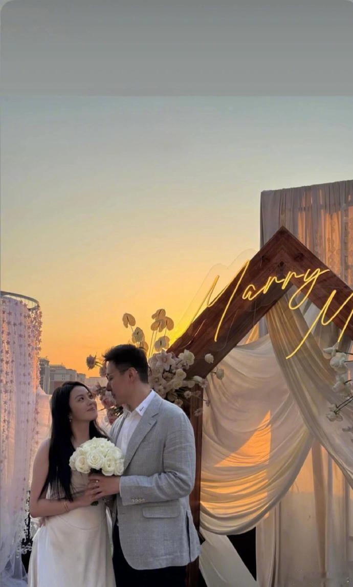 王文也男友求婚王文也答应男友求婚 近日，网友在社交平台公开“华谊千金”王文也被男