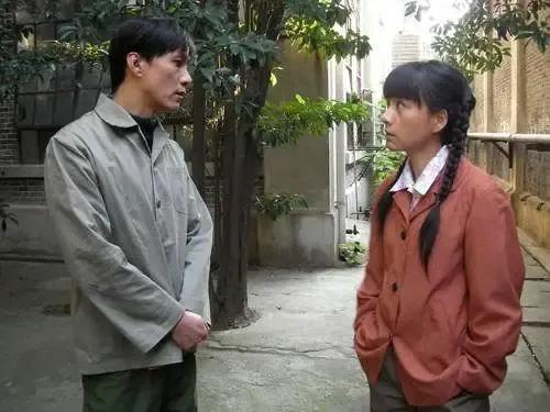 1981年，冯远征没参加高考，只能去了拉锁厂上班，没想到进厂没多久，冯远征就被同