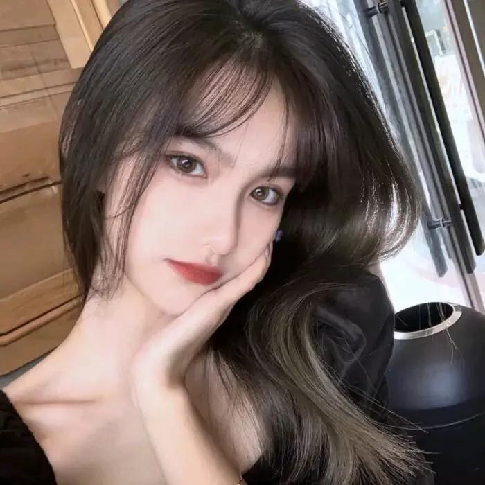 温柔少女心，精致的妆容与优雅的姿态，完美展现你的魅力！🌸💄👗温柔气质少女风