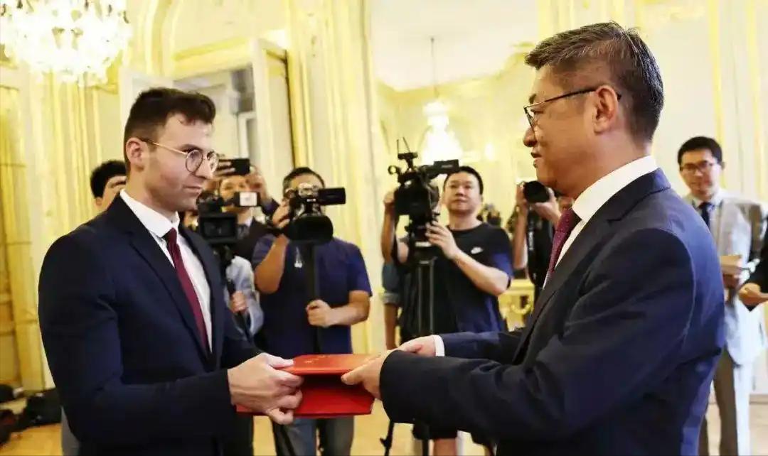 终于弄明白马库斯家族为什么要将照片保存了三代，直到现在才捐赠出来了，原因居然是：