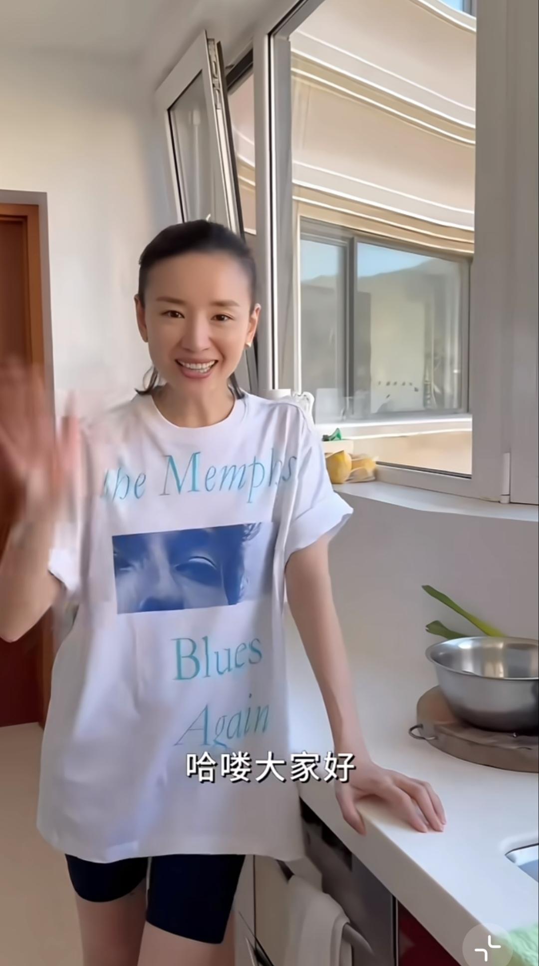 董洁在大连娘家做海鲜，扎低马尾、素颜微笑打招呼，身穿蓝调印花的宽松白T恤清爽又干