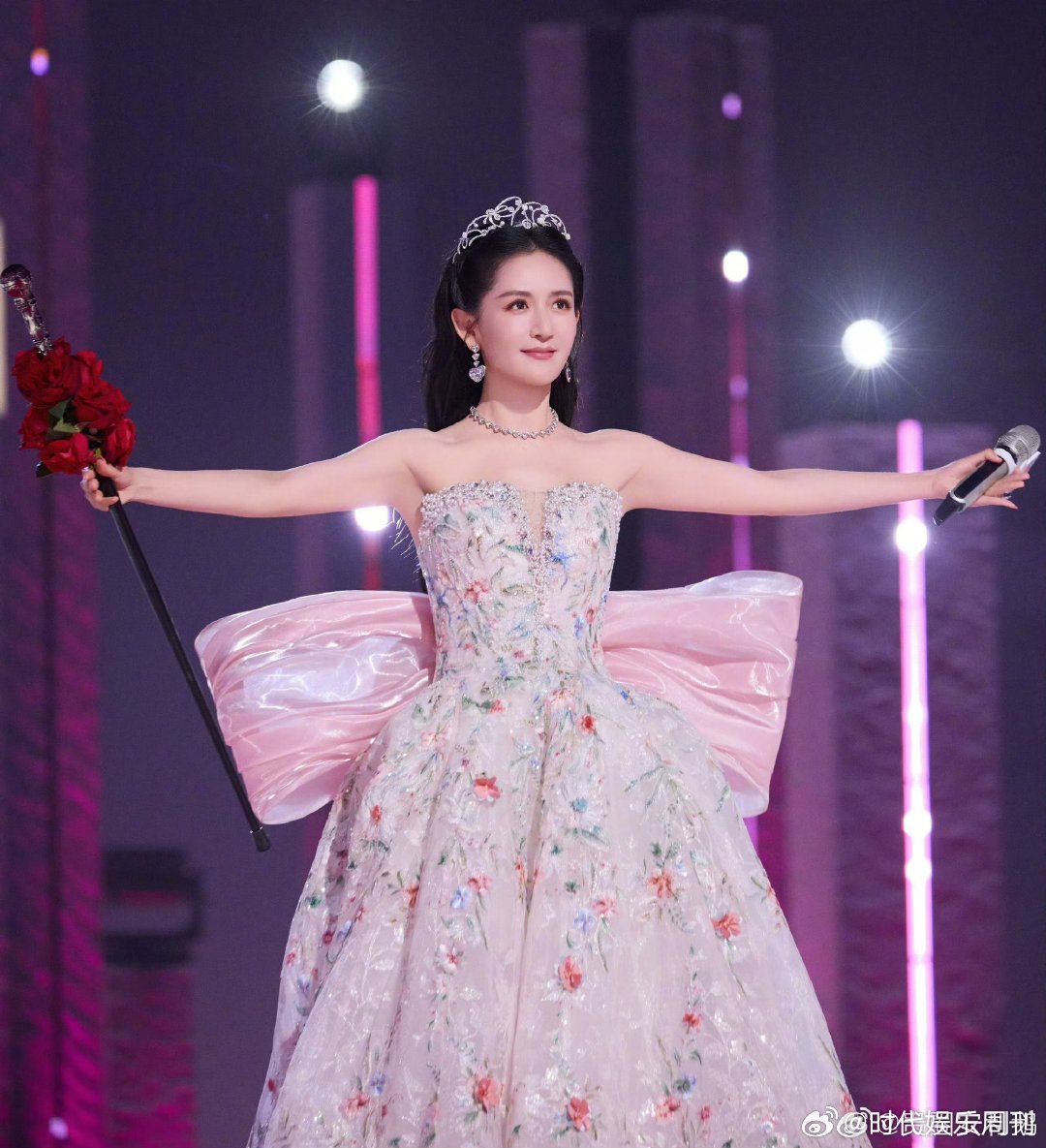 谢娜好像赔笑表情包我看闺蜜rap就谢娜这样乘风直播氛围全靠谢娜拿捏，暖心照顾所有