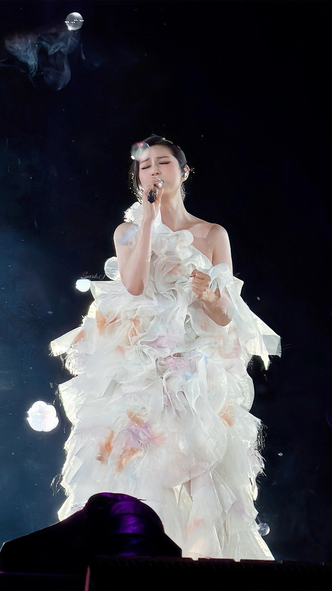 杨千嬅在川渝天后和小品天后中横跳 上一秒深情演唱川渝情歌，下一秒锐评粉丝“比我更