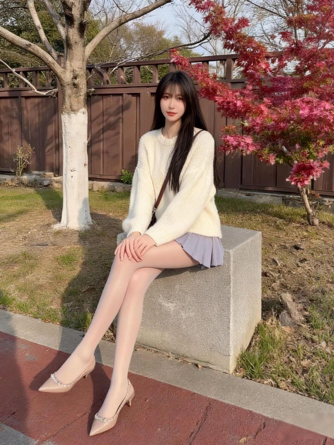 浅白色上衣蓝色皱皱裙肤色丝袜高跟凉鞋和黑色丝袜高跟凉鞋女人的曼妙身姿