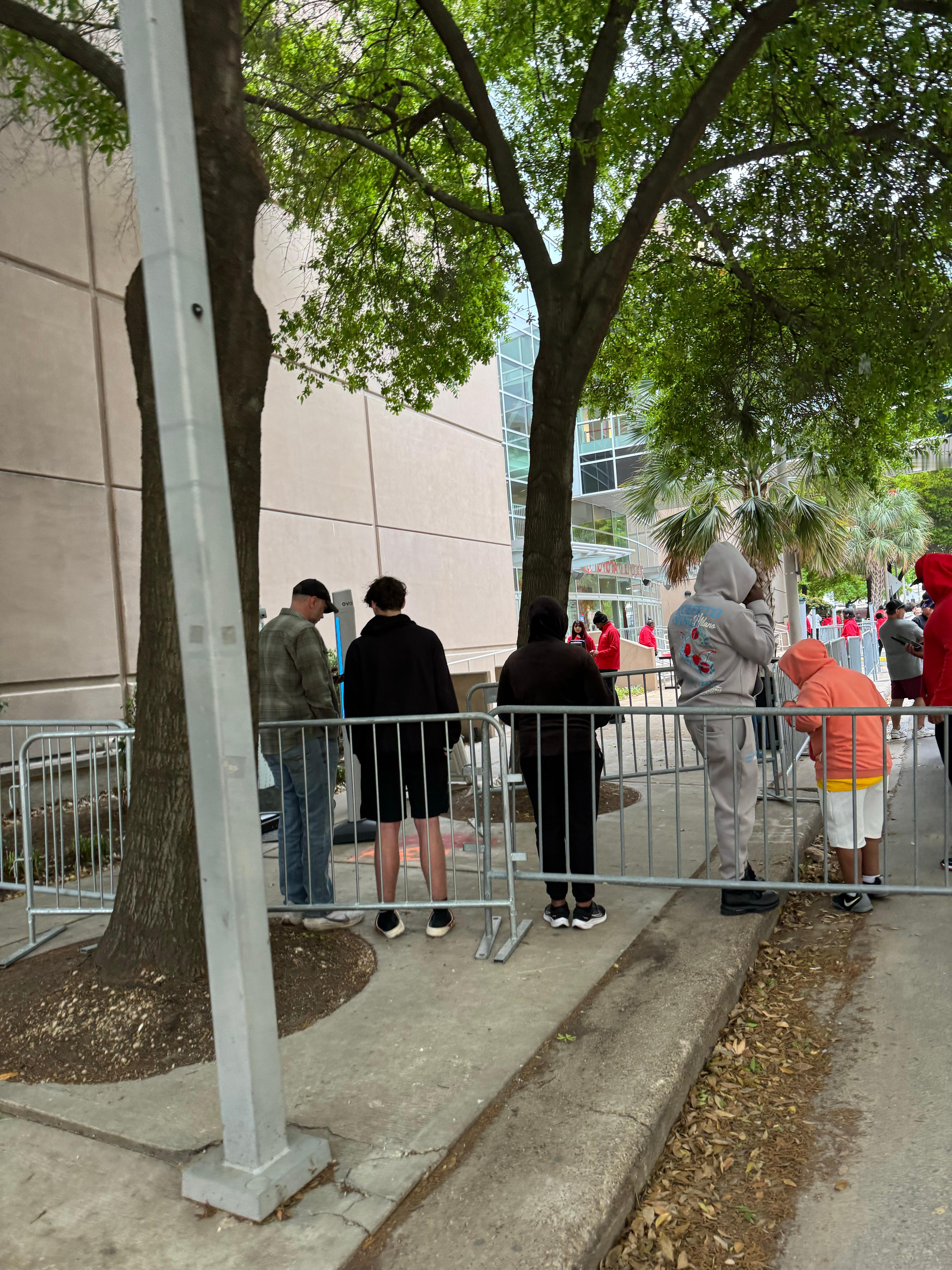 只有湖人这样的球队来了，我火，村门口才会排大长队！明星的力量