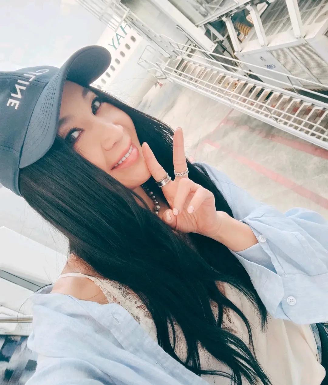 温碧霞最新美照
我的女神，还是那么美
真的不会老的
羡慕羡慕
温碧霞也算是冻龄女