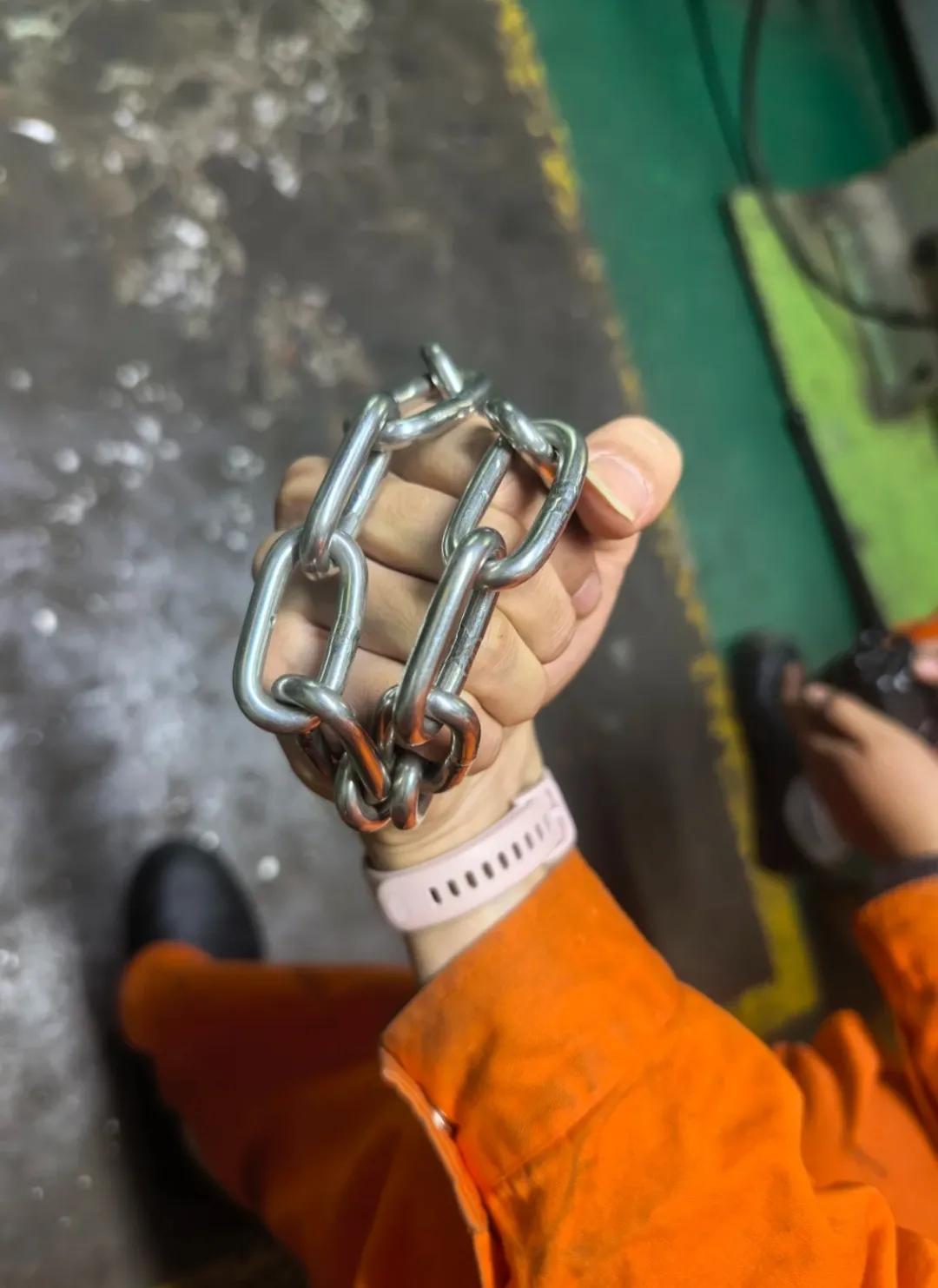 无聊时看到一条铁链，想起动作片里有人拿它当武器，觉得它接触面积小打人更疼，实际一