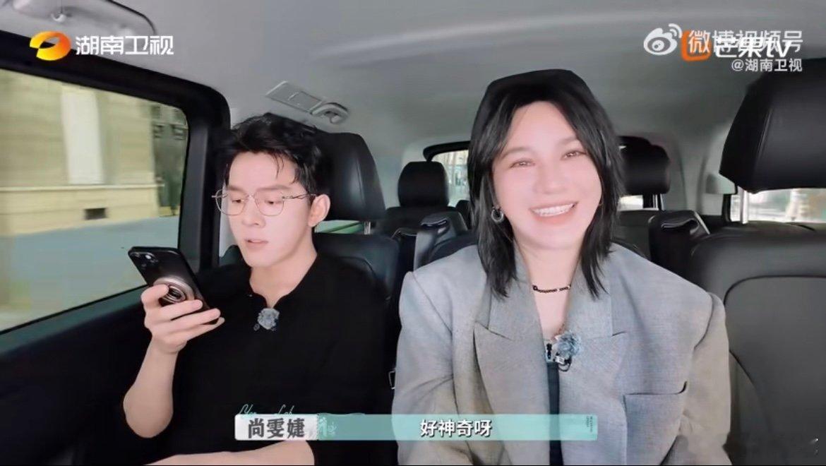 尚雯婕老佛爷当柜姐 歌手尚雯婕在老佛爷开启柜姐生涯，面对法国顾客为未婚妻选礼的需
