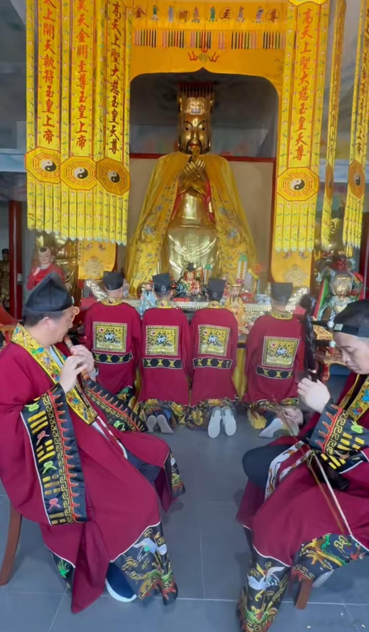 我们给道观装上空调直接搬到那边了，之前因为那么条件艰苦，现在我们装空调了就直接换