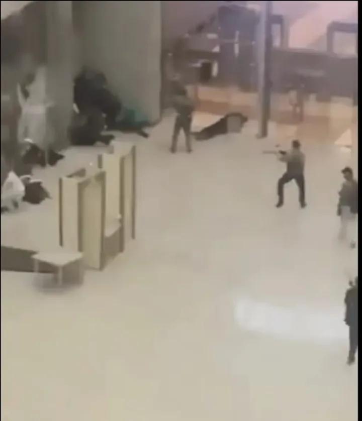 不管怎样，民众都不应该成为国家战争之下的牺牲品。
莫斯科音乐厅的恐怖袭击事件，美