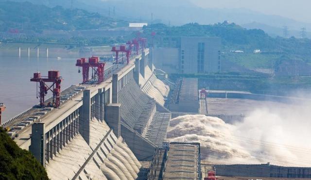 美国记者问金一南：“如果把中国2000亿的三峡大坝炸了，中国会怎么办？”金一南听