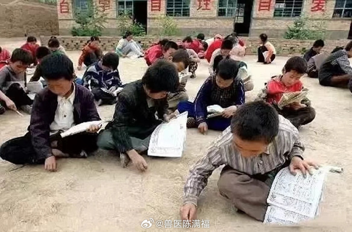 童年生活。还有人记得我们小时候画过的石墨棒（或木头棒棒）、抓过得石子、推过的二八
