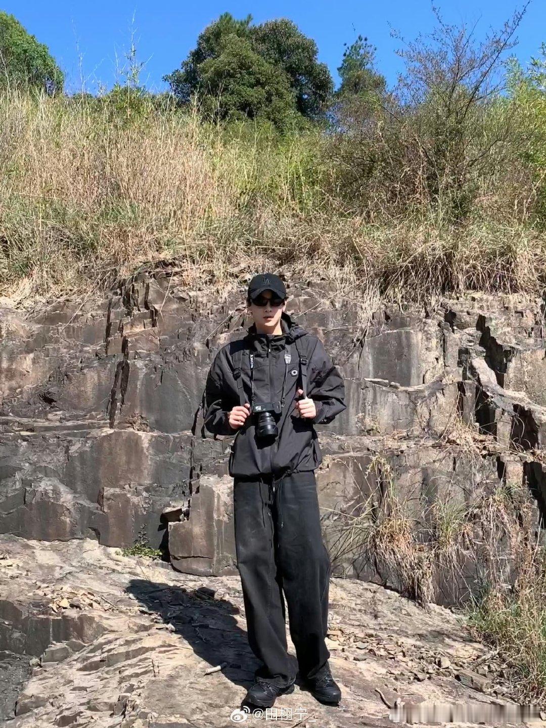 田栩宁重阳登高照田栩宁全黑look田栩宁重阳节六宫格营业！All Black运动
