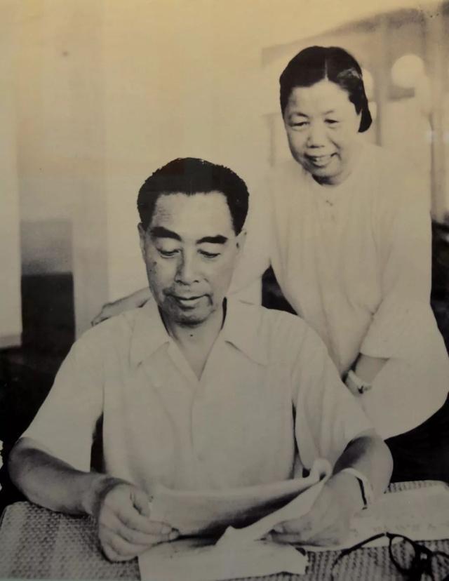 这是一张1958年拍摄于北戴河的照片，照片中周总理坐在桌前，邓大姐站在他的身后，
