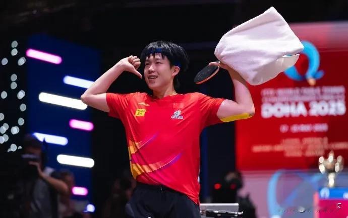 王楚钦夺冠后先指的CHINA再指的王楚钦！
近日，王楚钦回顾多哈世乒赛中战胜雨果